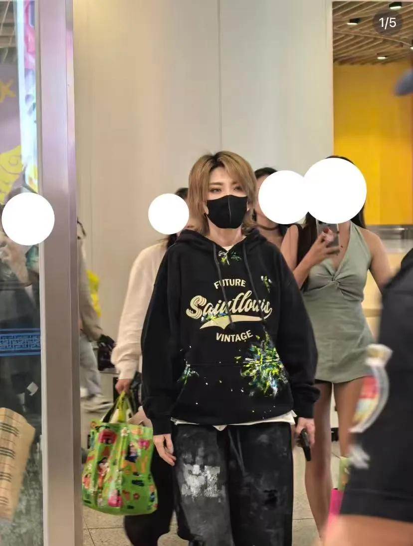 Style No. S115 P💰300 (450g version) SSSAINT LOUIS retro washed college style fluorescent ink splash hoodie. Washed black, made of 450g dense cotton fabric. Washing process, loose fit. Same style for men and women. Size: S-XL.